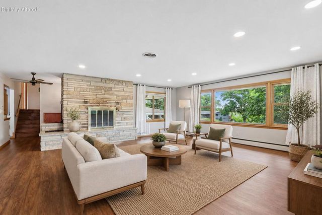 W270N195 Arrowhead TRAIL, Waukesha, WI 53188