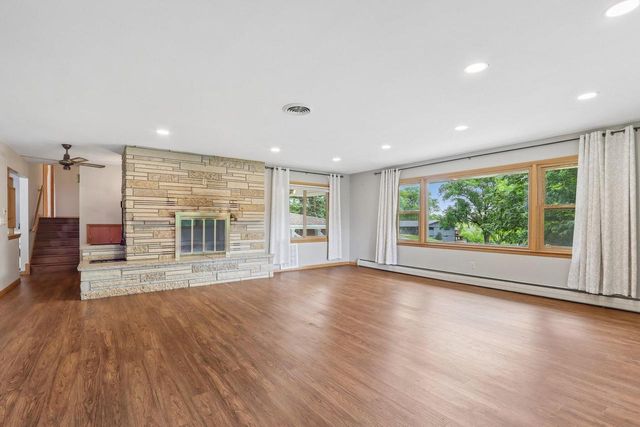 W270N195 Arrowhead TRAIL, Waukesha, WI 53188