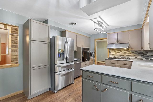W270N195 Arrowhead TRAIL, Waukesha, WI 53188