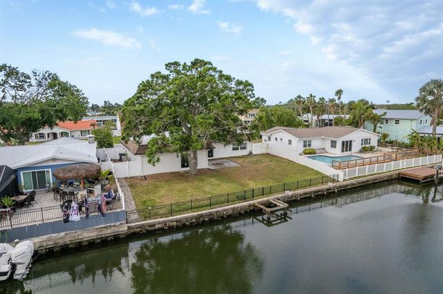 8721 BAY CREST LANE, Tampa, FL 33615
