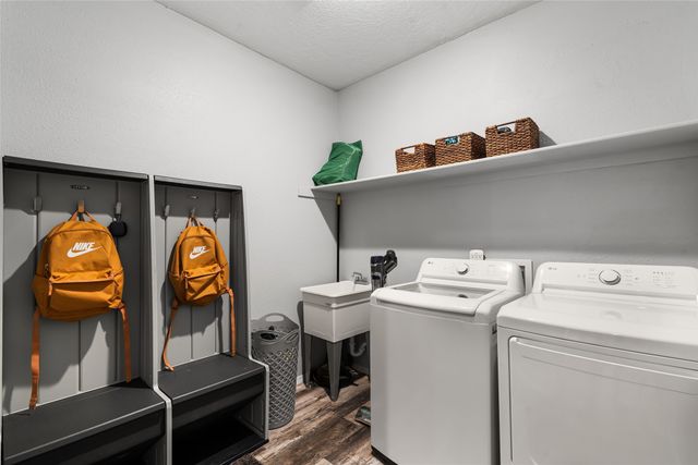 8 E Serena Lane, Santa Fe, NM 87508