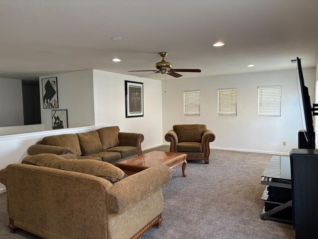 8800 Tiogawoods Dr, Sacramento, CA 95828