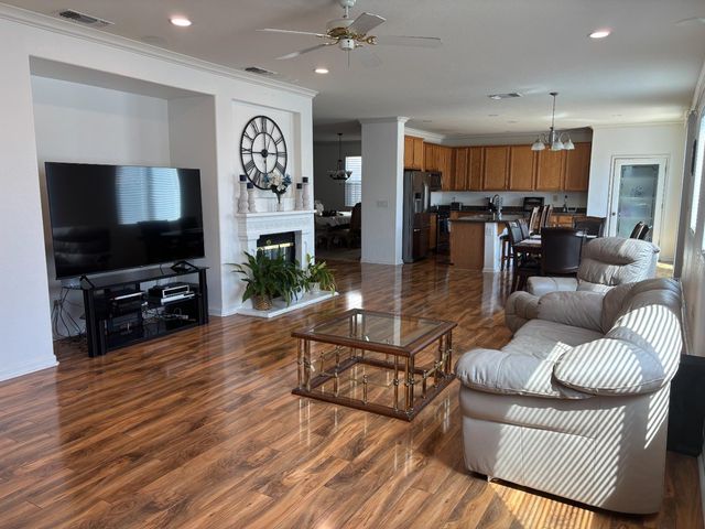 8800 Tiogawoods Dr, Sacramento, CA 95828