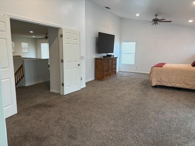 8800 Tiogawoods Dr, Sacramento, CA 95828