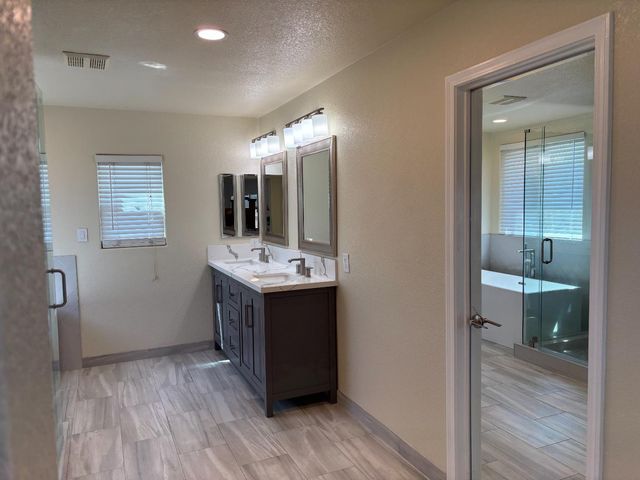 8800 Tiogawoods Dr, Sacramento, CA 95828