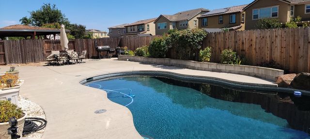 8800 Tiogawoods Dr, Sacramento, CA 95828