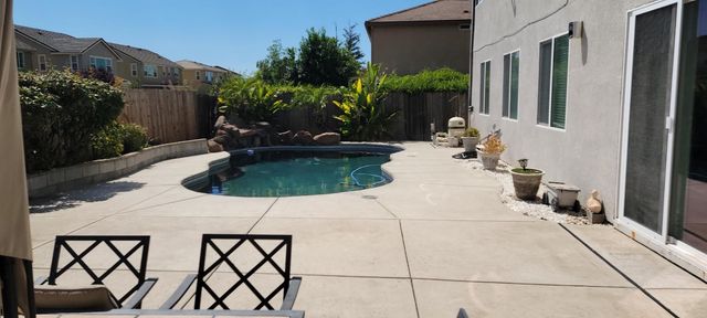 8800 Tiogawoods Dr, Sacramento, CA 95828