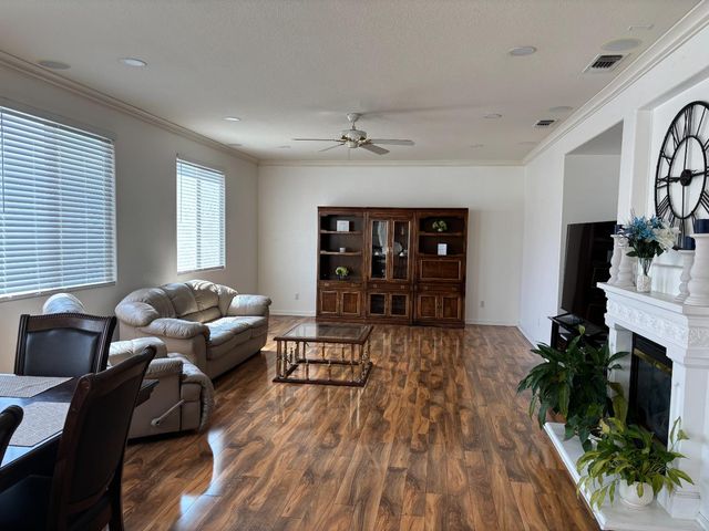 8800 Tiogawoods Dr, Sacramento, CA 95828