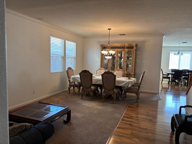 8800 Tiogawoods Dr, Sacramento, CA 95828