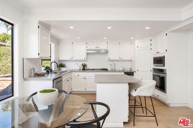 13033 Magnolia Boulevard, Sherman Oaks, CA 91423