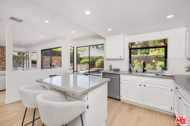 13033 Magnolia Boulevard, Sherman Oaks, CA 91423