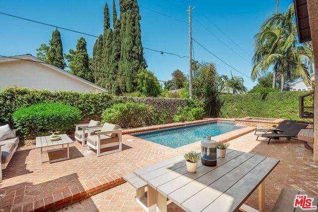 13033 Magnolia Boulevard, Sherman Oaks, CA 91423
