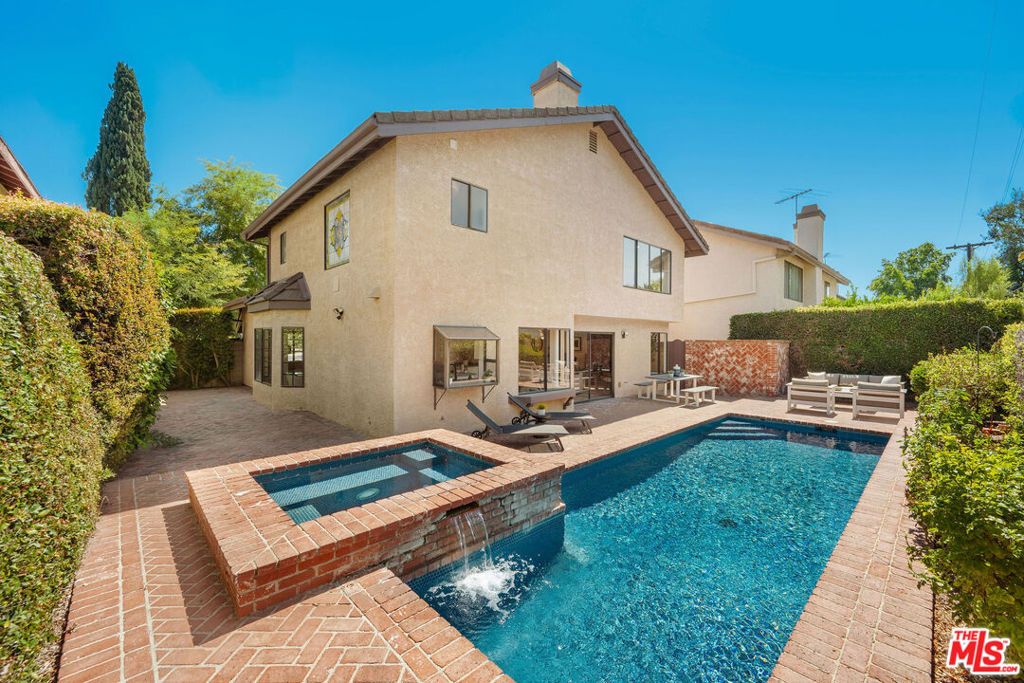 13033 Magnolia Boulevard, Sherman Oaks, CA 91423
