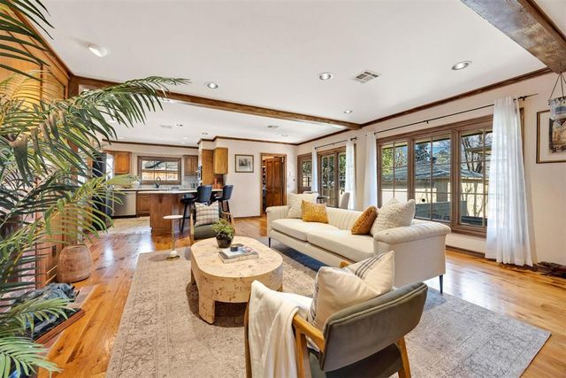 6409 N Hillcrest Avenue, Nichols Hills, OK 73116