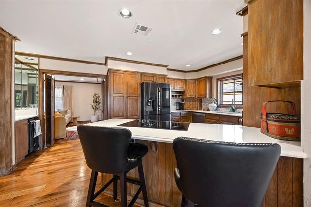 6409 N Hillcrest Avenue, Nichols Hills, OK 73116