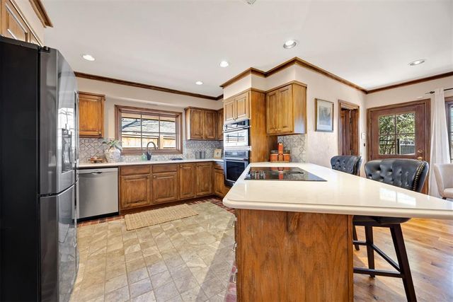 6409 N Hillcrest Avenue, Nichols Hills, OK 73116