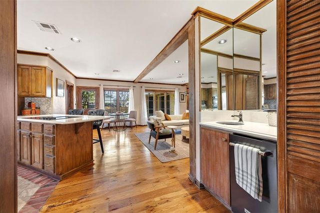 6409 N Hillcrest Avenue, Nichols Hills, OK 73116