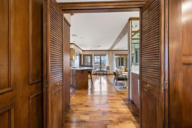 6409 N Hillcrest Avenue, Nichols Hills, OK 73116