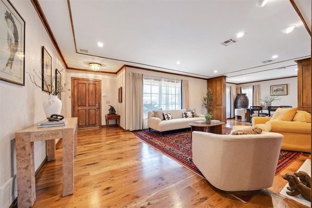 6409 N Hillcrest Avenue, Nichols Hills, OK 73116