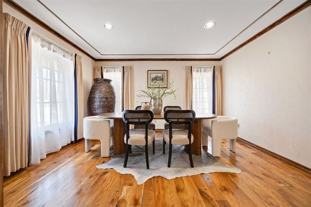 6409 N Hillcrest Avenue, Nichols Hills, OK 73116