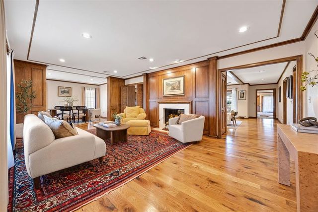 6409 N Hillcrest Avenue, Nichols Hills, OK 73116