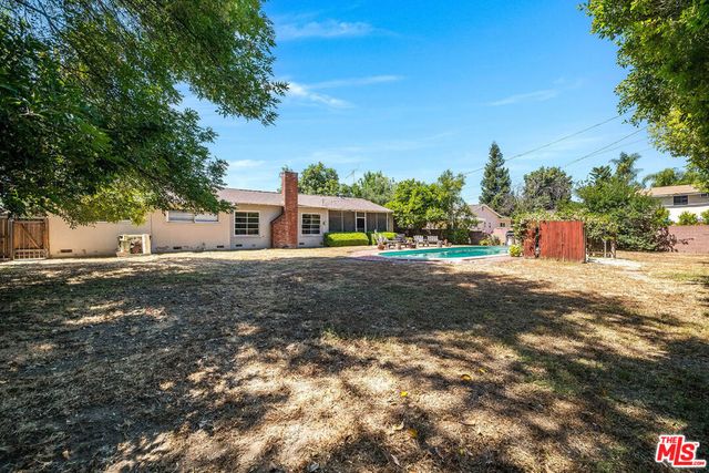 22501 Victory Boulevard, West Hills, CA 91307