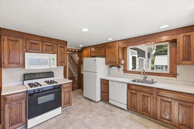 121 Oakdale Ave, Dedham, MA 02026