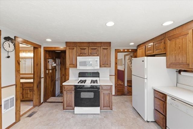 121 Oakdale Ave, Dedham, MA 02026