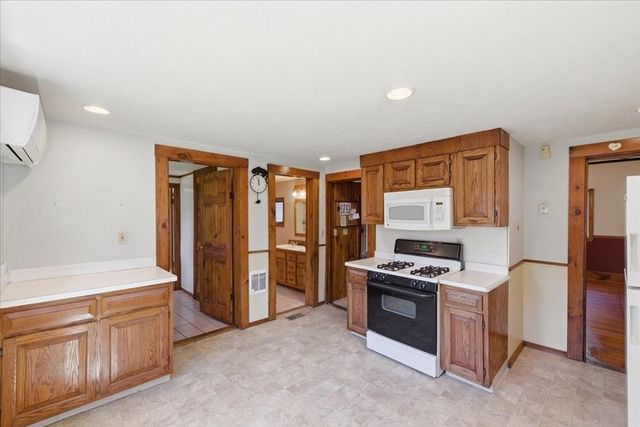 121 Oakdale Ave, Dedham, MA 02026