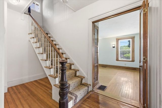 121 Oakdale Ave, Dedham, MA 02026
