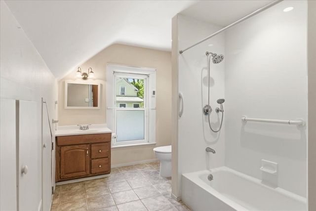 121 Oakdale Ave, Dedham, MA 02026