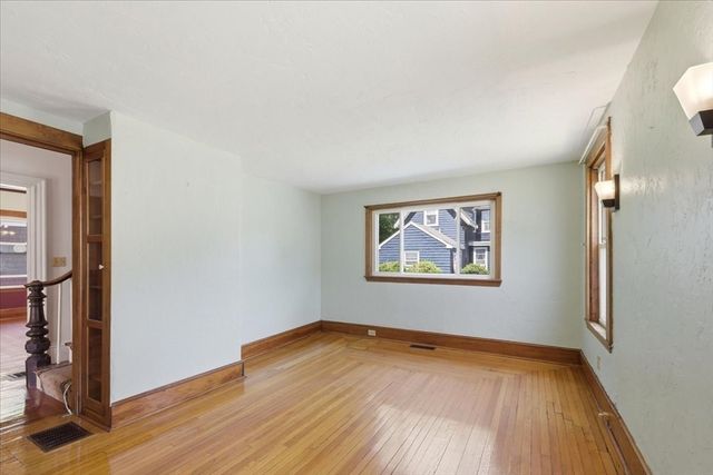 121 Oakdale Ave, Dedham, MA 02026