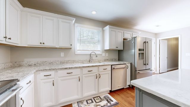1909 Pointe Barton Dr, Lebanon, TN 37087