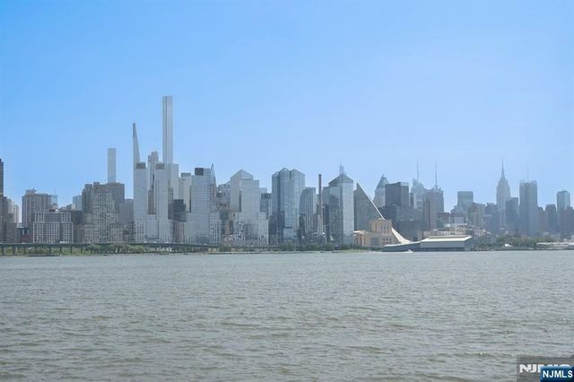 273 Roslyn Court, West New York, NJ 07093