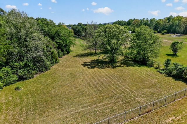 372 E Airport Dr, Mcminnville, TN 37110