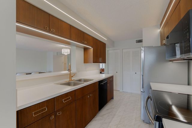 102 Half Moon Circle G2, Hypoluxo, FL 33462