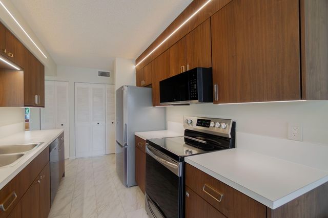 102 Half Moon Circle G2, Hypoluxo, FL 33462