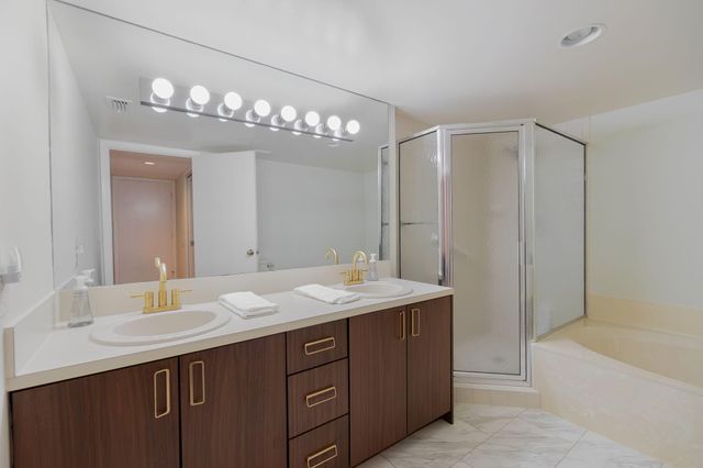 102 Half Moon Circle G2, Hypoluxo, FL 33462