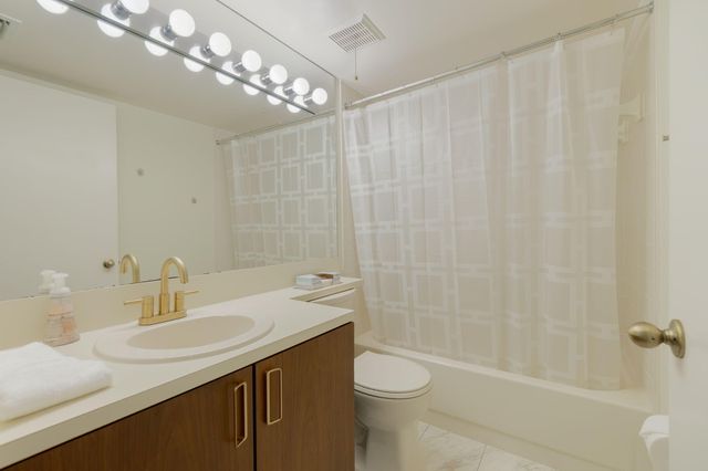 102 Half Moon Circle G2, Hypoluxo, FL 33462