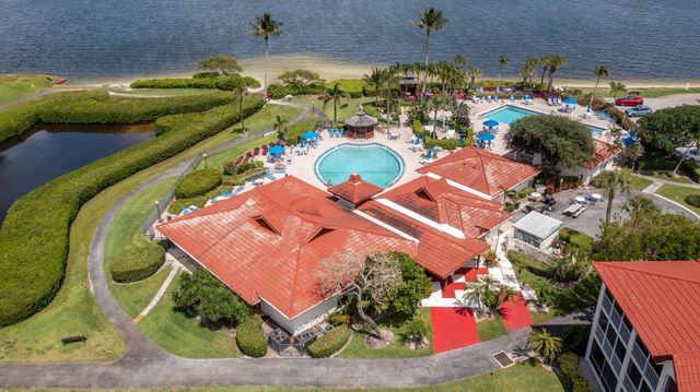 102 Half Moon Circle G2, Hypoluxo, FL 33462