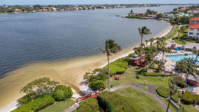 102 Half Moon Circle G2, Hypoluxo, FL 33462