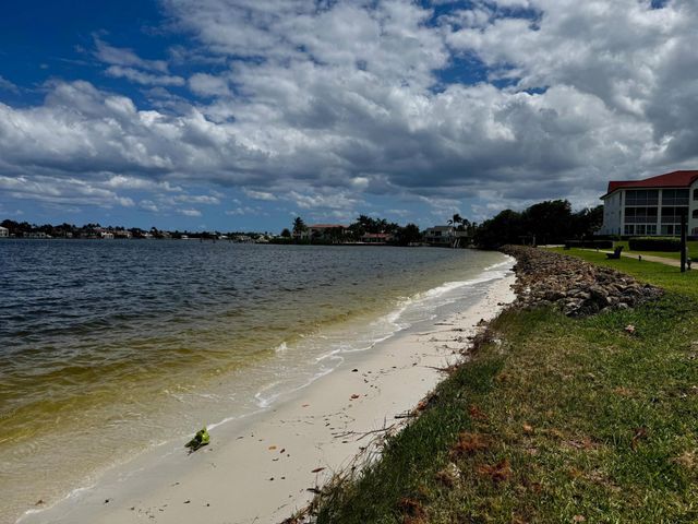 102 Half Moon Circle G2, Hypoluxo, FL 33462