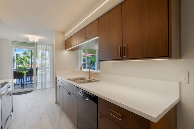 102 Half Moon Circle G2, Hypoluxo, FL 33462