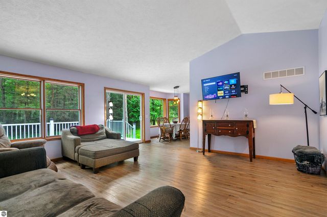 8150 Carriage Lane, Canadian Lakes, MI 49346