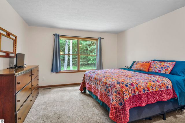 8150 Carriage Lane, Canadian Lakes, MI 49346