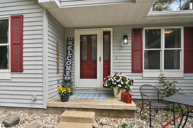 8150 Carriage Lane, Canadian Lakes, MI 49346