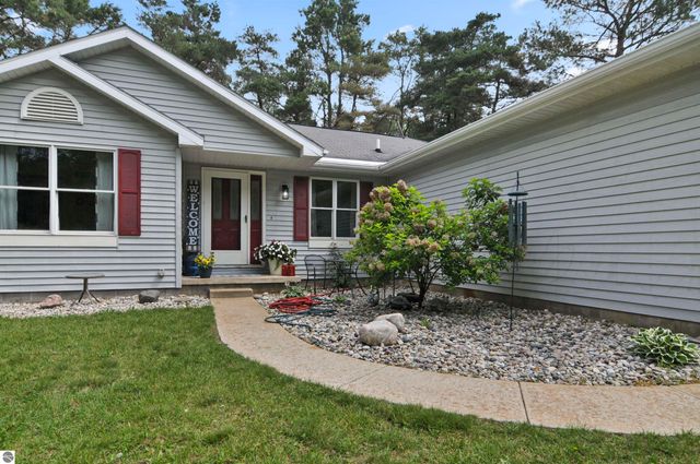 8150 Carriage Lane, Canadian Lakes, MI 49346