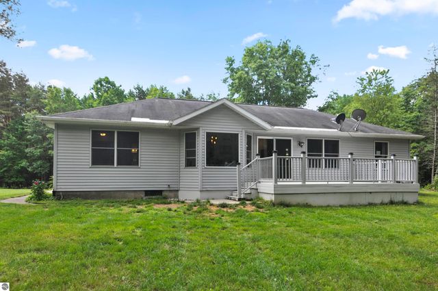 8150 Carriage Lane, Canadian Lakes, MI 49346