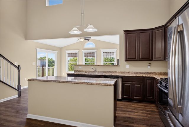 229 W Country Barn Rd, Chartiers, PA 15342