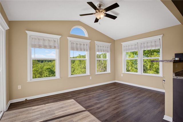 229 W Country Barn Rd, Chartiers, PA 15342